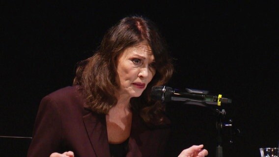 Schauspielerin Iris Berben liest auf einer Bühne  