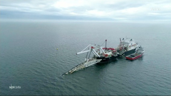 Archivbild: Ein Schiff verlegt die Untersee-Pipeline Nord Stream 2.  