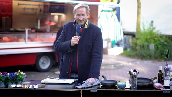 Dave Hänsel kocht auf dem Wochenmarkt in Niendorf.  