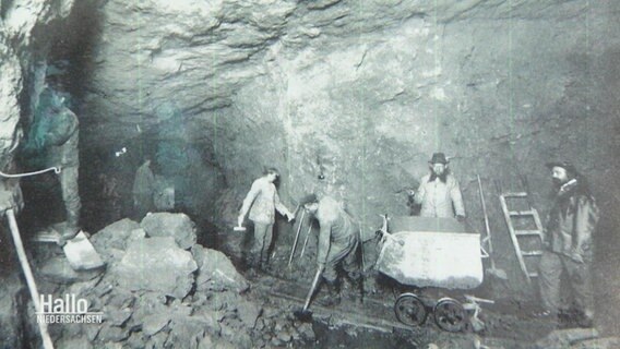Auf einer historischen Aufnahme sind Arbeiter in den Stollen zu sehen.  