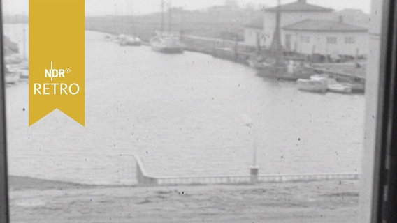 Blick von der Emder Seeschleuse auf den Binnenhafen von Emden (1963)  