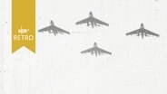 Vier Kampfjets bei einer Flugshow in der Luft (1964)  