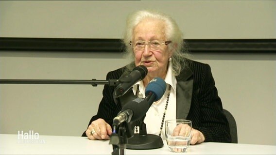 Holocaust-Überlebende Erna de Vries.  