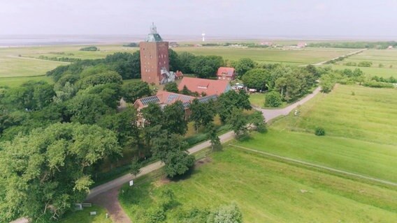 Luftaufnahme der Insel Neuwerk mit dem alten Leuchtturm Luftaufnahme der Insel Neuwerk mit dem alten Leuchtturm © NDR