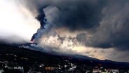 Rauch steigt aus einem aktiven Vulkan aus.  