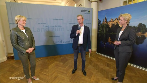 Reporter Klaus Göbel interview Simone Oldenburg von den Linken (links) und Manuela Schwesig von der SPD (rechts).  