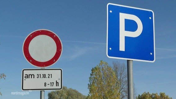 Blick auf zwei Straßenverkehrsschilder. Links: Ein Halteverbotsschild. Rechts: Ein Parkplatzschild.  