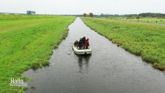 Ein Boot auf einem Kanal.  