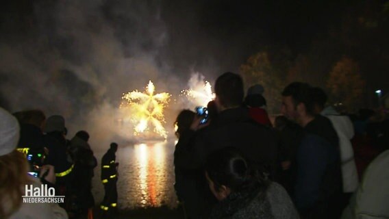 Feuerwerk am Wasser.  