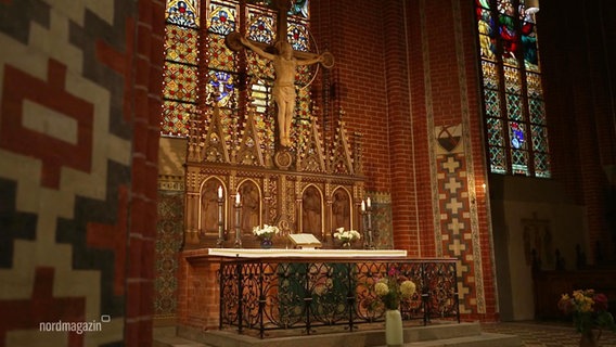 Ein Altar in einer Kirche.  