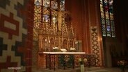 Ein Altar in einer Kirche.  