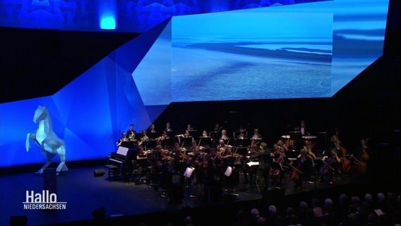 Festakt zu 75 Jahre Niedersachsen. Orchester spielt vor Publikum.  