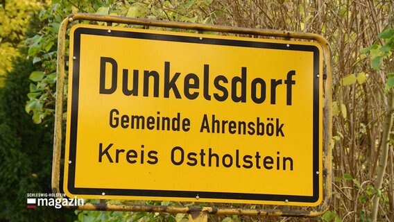 Dorfschild von Dunkelsdorf.  