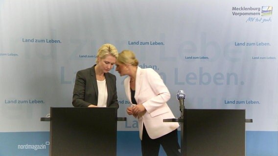 Manuela Schwesig und Simone Oldenburg bei einer Pressekonferenz.  