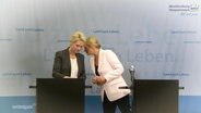 Manuela Schwesig und Simone Oldenburg bei einer Pressekonferenz.  