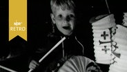Strahlendes Kind mit Lampion bei einem Laternenumzug (1958)  