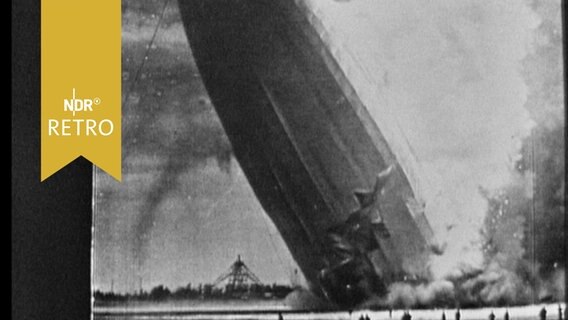 Das brennende Luftschiff "Hindenburg" bei der Katastrophe von Lakehurst 1937  