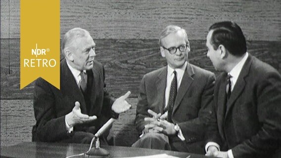 Gerhard Hess und Adolf Butenandt mit Moderator bei einer Fernsehdiskussion 1962  