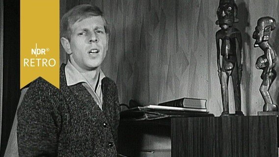 Fußball-Nationalspieler Jürgen Werner in seinem Wohnzimmer mit afrikanischen Skulpturen (1963)  