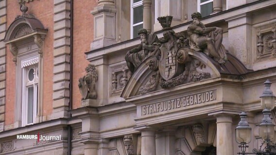 Eingang des Strafjustizgebäudes in Hamburg.  