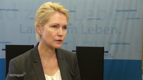 Manuela Schwesig (SPD) berichtet von den Koalitionsgeesprächen ihrer Partei in Mecklenburg-Vorpommern.  