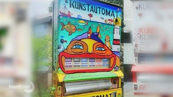 Ein von Lars Kaiser aufgesteller, bunt bemalter "Kunstautomat".  