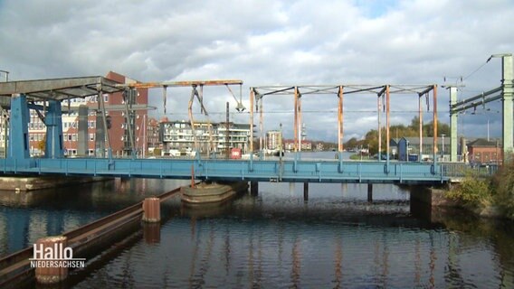 Eisenbahnbrücke am Hafen von Emden.  