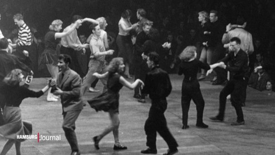 Historische Schwarzweiß-Aufnahmen vom ersten Rock ´n´Roll-Turnier in Hamburg, 1956: Junge tanzende Paare auf einer Tanzfläche.  