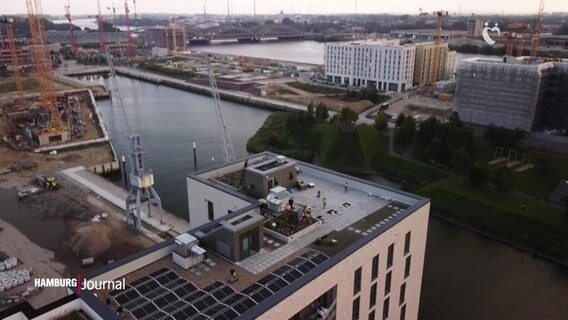 Aus der Vogelperspektive: Ein Gebäude im Baakenhafen-Quartier, dahinter die Elbe.  