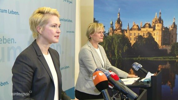 Ministerpräsidentin Manuela Schwesig und Linken-Landtagsfraktionschefin Simone Oldenburg bei einer Pressekonferenz.  