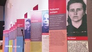 Die Ausstellung "Was konnten sie tun?": Texttafeln und Fotos von Widerstandskämpfer und -kämpferinnen im Nationalsozialismus.  