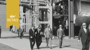 Eine Delegation hochrangiger Besucher auf dem Gelände eines Ölkraftwerks 1964  
