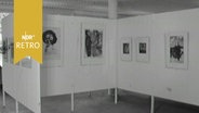 Ausstellungsraum mit Stellwänden im Kestner-Museum - moderne Druckgrafiken werden ausgestellt (1964)  