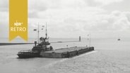Schlepper mit Beton-Ponton längsseits fährt auf die Nordsee hinaus (1964)  