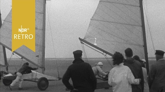 Strandsegler in St. Peter Ording vor einem Rennen (1963)  