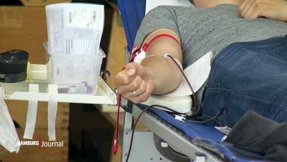 Ein Mensch beim Blutspenden  