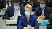 Mecklenburg-Vorpommerns Ministerpräsidentin Manuela Schwesig (SPD) bei ihrer Wiederwahl im Landtag.  