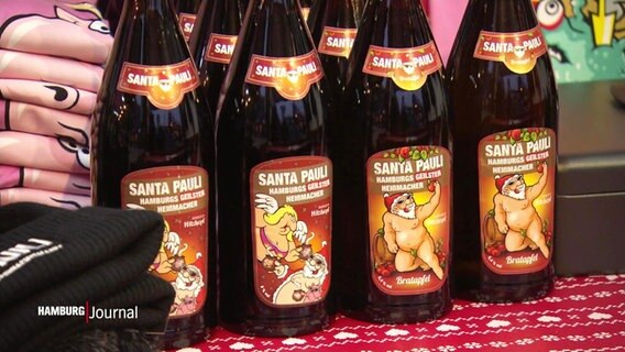 Einige Flaschen "Santa Pauli"-Bier.  