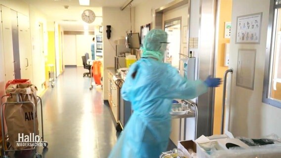 In Schutzkittel eingekleidetes medizinisches Personal auf einer Intensivstation  