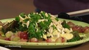 Rosenkohlsalat mit Kürbis, Grünkohl und Hummus-Dressing  