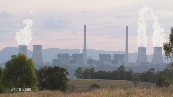 Ein australisches Kohlekrafterk aus der Ferne.  