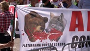 Spanische Wolfsgegner zeigen ein Banner auf einer Demonstration.  