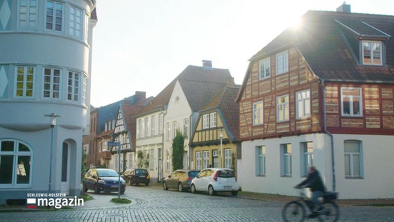 Eine von Häusern gesäumte Straße im Rendsburger Stadtteil Neuwerk.  