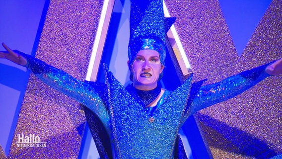 Kathrin Finja Meier als die "Schneekönigin" in glitzernd blauem Kostüm  