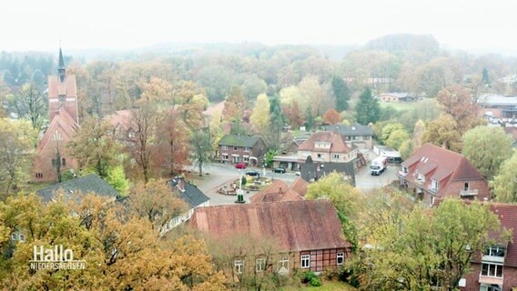 Eine Ortschaft aus der Luft betrachtet.  
