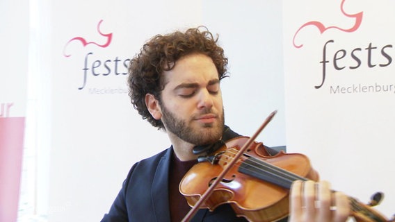 Violinist Emmanuel Tjeknavorian spielt auf einer Stradivari.  