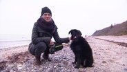 Jette Müller und ihr Hund am Strand.  