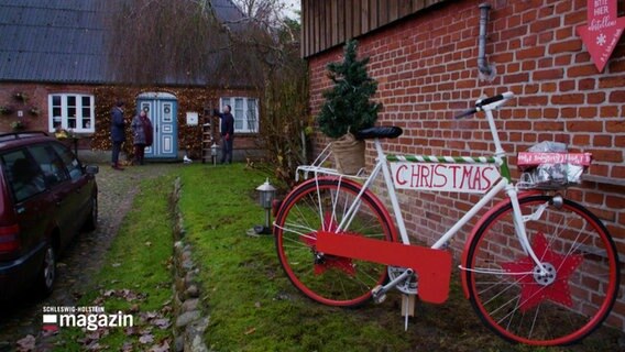 Geschmücktes Fahrrad mit Aufschrift "Christmas".  