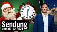 Weihnachtsmann zeigt auf die Uhr. Daneben Christian Ehring  