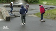 Eine Gruppe von Jugendlichen beim skaten  